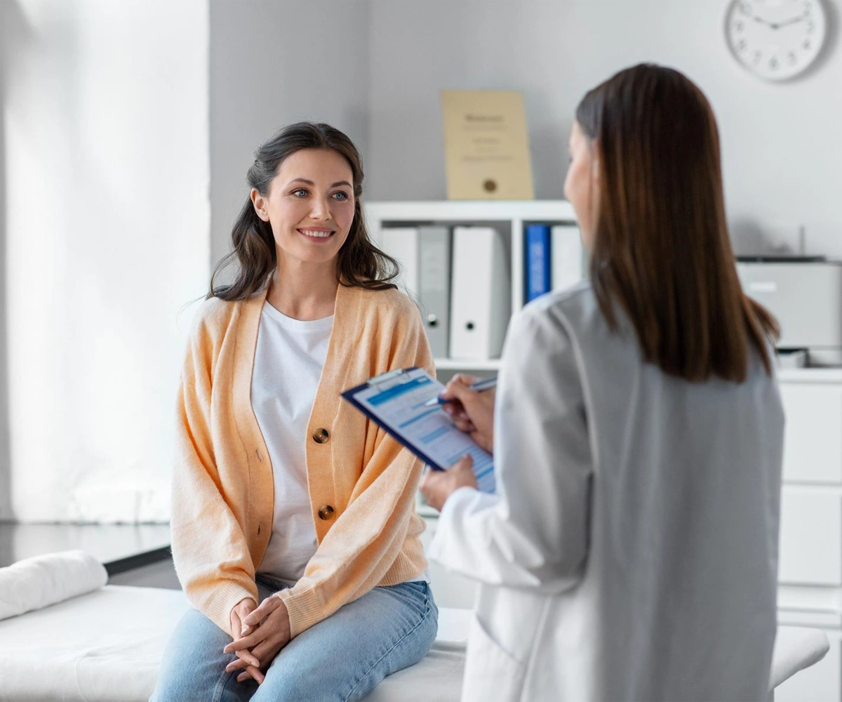 Pomóż rozwijać nowoczesną medycynę - pacjentka wypełnia formularz zgłoszeniowy.